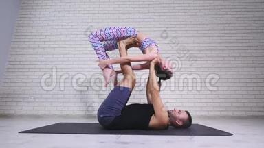 杂技瑜伽。 男女青年表演练习。 杂技和瑜伽的结合